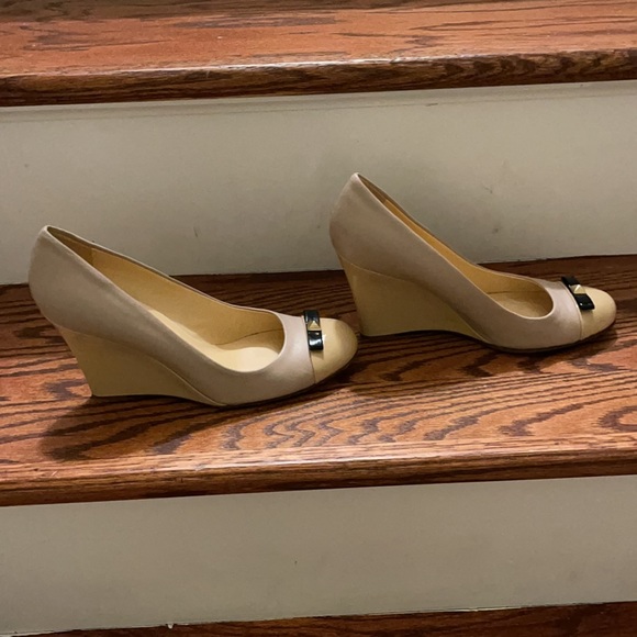 Kate Spade size 8 cream leather & patent leather with  black bow wedges - Picture 2 of 4